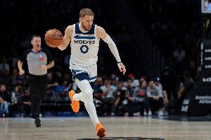 兄弟你们继续！迪文岑佐出战1分19秒右脚跟腱撕裂报销 1中0得1助