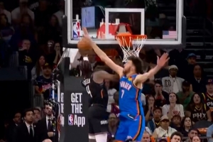 苦苦支撑！杰伦·格林蝴蝶穿花突破防守 面对切特强攻上篮打中