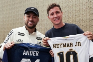 内马尔社媒晒与埃雷拉互赠球衣合照：很高兴见到你，朋友