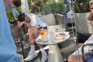 酒蒙子！太阳报：格拉利什下午在酒吧喝醉，靠在椅子上睡着