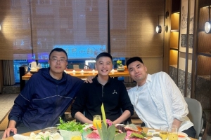 杨鸣晒与韩德君&李晓旭合照：致敬并肩20多年的兄弟 一个时代结束