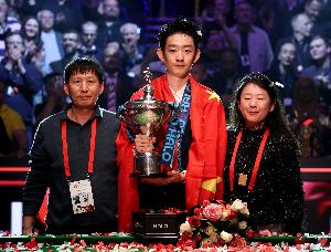 励志！吴宜泽16岁远赴英国与父亲挤一张床，今天夺冠获50万镑奖金
