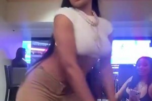 如今爆料克莱出轨！克莱女友马冬梅此前自拍扭臀热舞