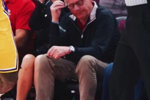 抱头/不敢信！SLAM晒詹姆斯绝平三分时火箭球员+观众众生相