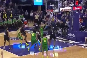 都很努力！艾顿赛前练习罚球，身后的老詹和训练师一起训练运球