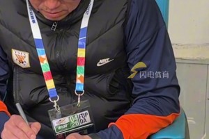 泰山队客战青岛海牛赛前，宿茂臻在场边全程沉默画战术