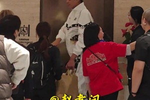 量身定做的嘛？伊丽莎白·坎贝奇的身高进电梯刚刚好...