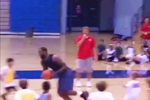 值得珍藏 詹姆斯幼儿园珍贵打球视频 ！