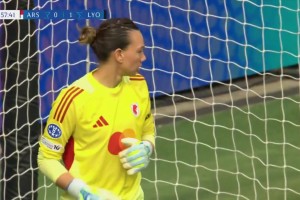 女足欧冠半决赛里昂门将上演超级巨大失误