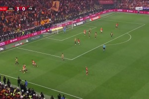 火爆德比！奥斯梅恩与对手顶牛起冲突，被主裁出示黄牌！