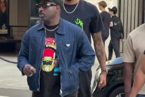 享受休赛期奇才球星浓眉现身巴黎游玩~