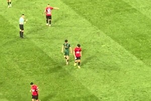 实拍：王钰栋疑似冲着裁判傅明嘀咕什么，随后被出示黄牌