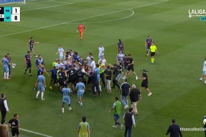 西乙赛场惊现暴力一幕！萨拉戈萨门将染红后挥拳猛击韦斯卡后卫