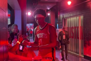 扳回一城！火箭全队从球员通道离场！球迷很兴奋但球员仍面色凝重