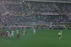 冠军近在咫尺！实拍：蓝黑众将赛后谢场，国米远征军唱战歌鼓励